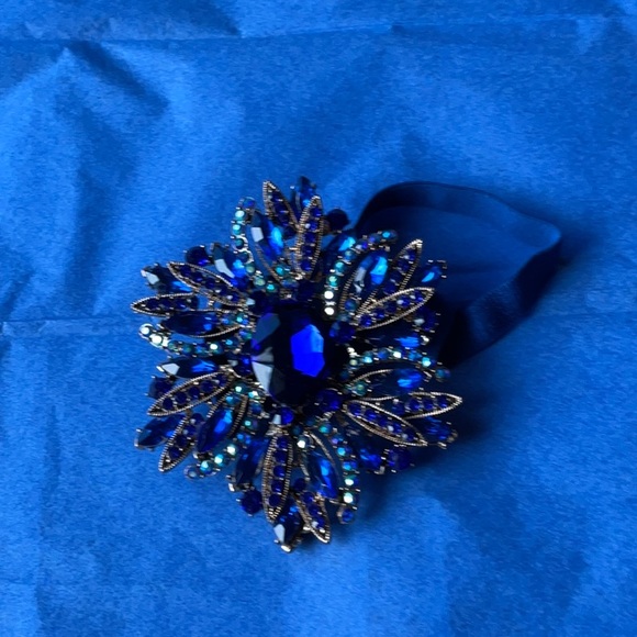 💙 TIEKS SAPPHIRE JEWELED FLOWER 💙 NWOT 💙 - Picture 2 of 16